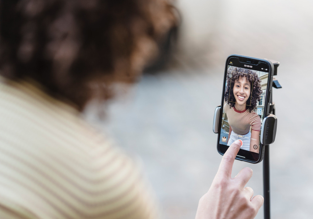 how-to-make-selfie-video-with-music-clideo